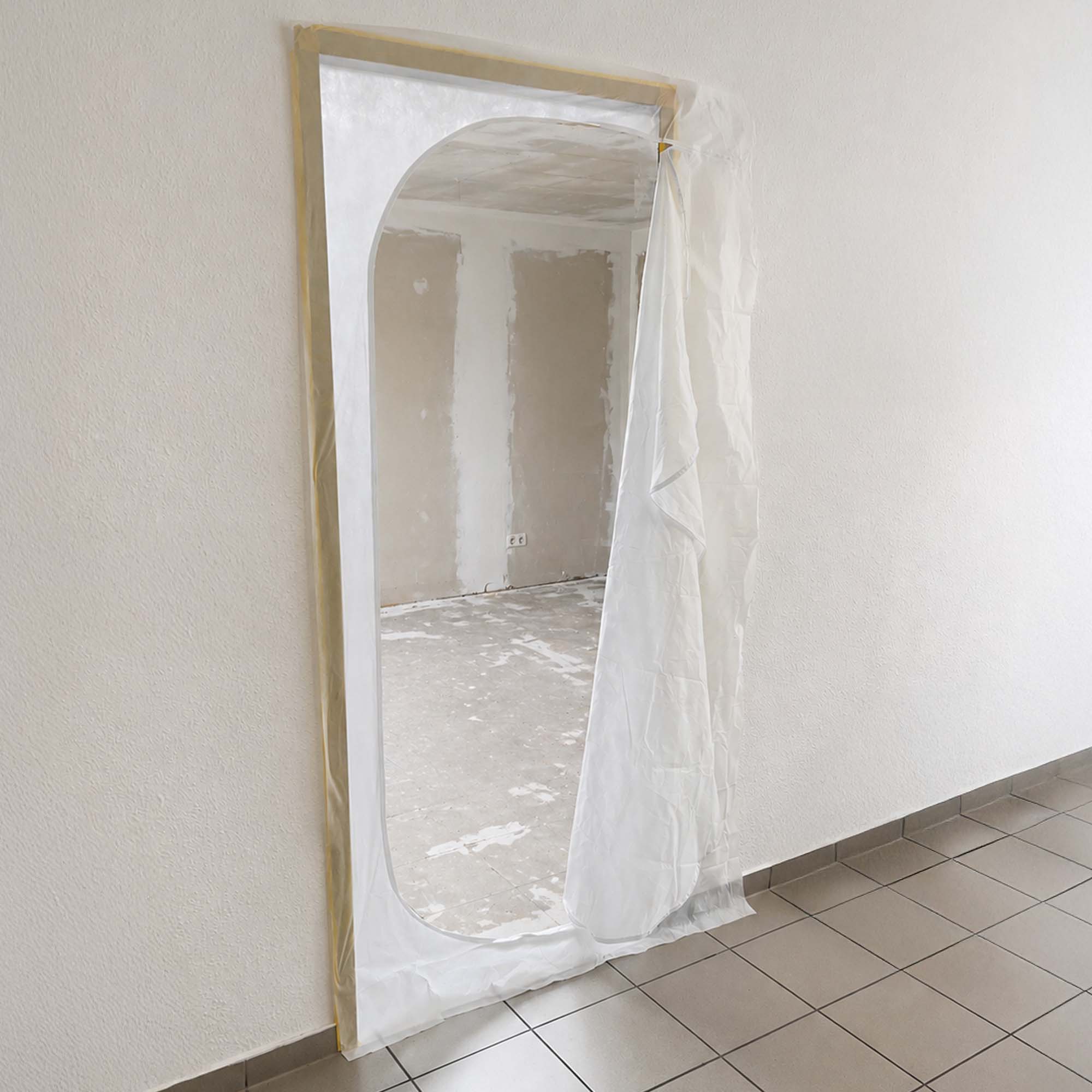 Montierte Staubschutztür aus Vlies mit C-förmigem Reißverschluss 220 x 120 cm von Zero Dust zur staubdichten Abschottung bei Renovierung und Bauarbeiten