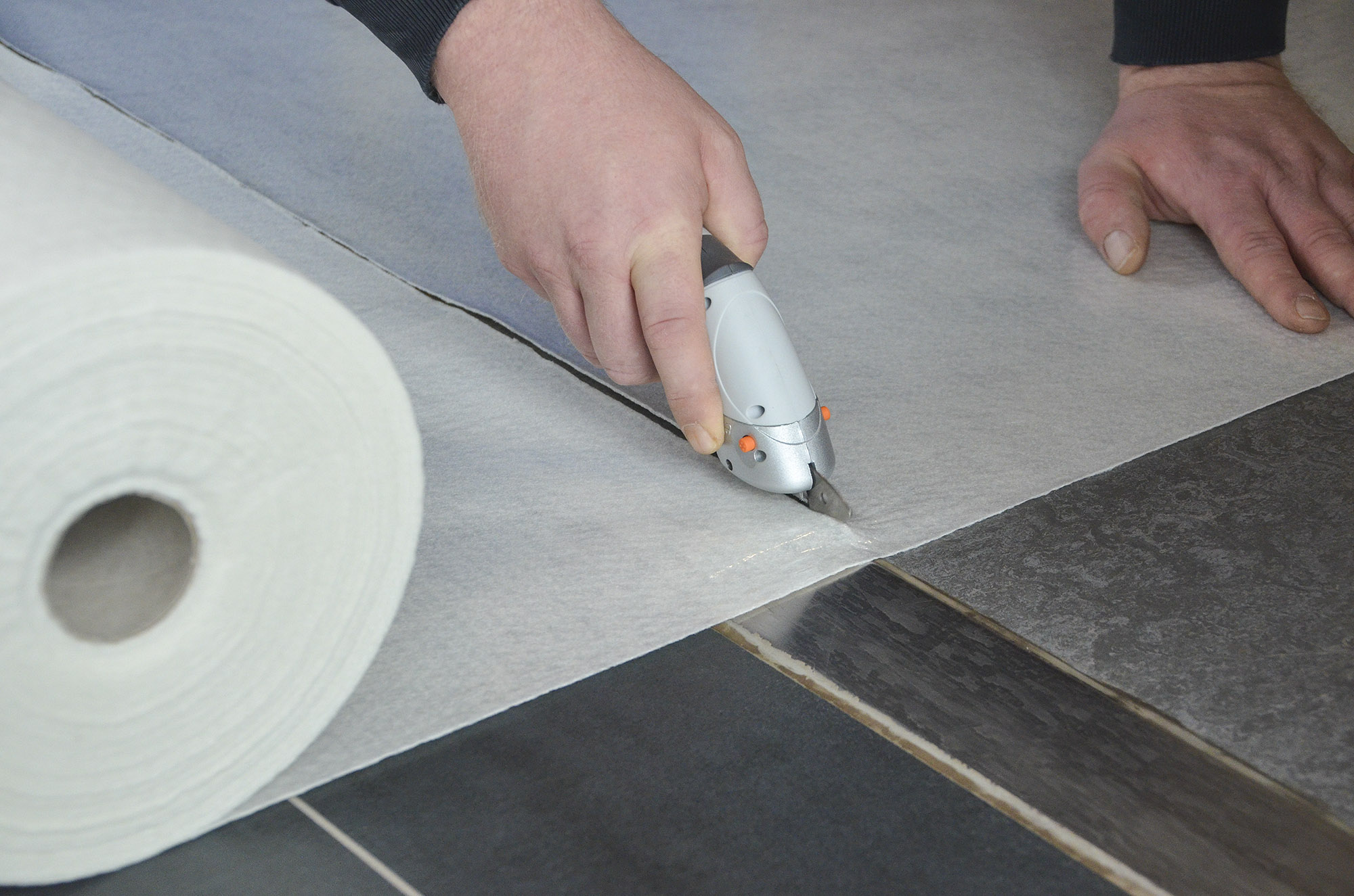 Blitz Cutter Universalschneider hochwertige akkubetriebene Schere - Anwendung Vlies Folie schneiden