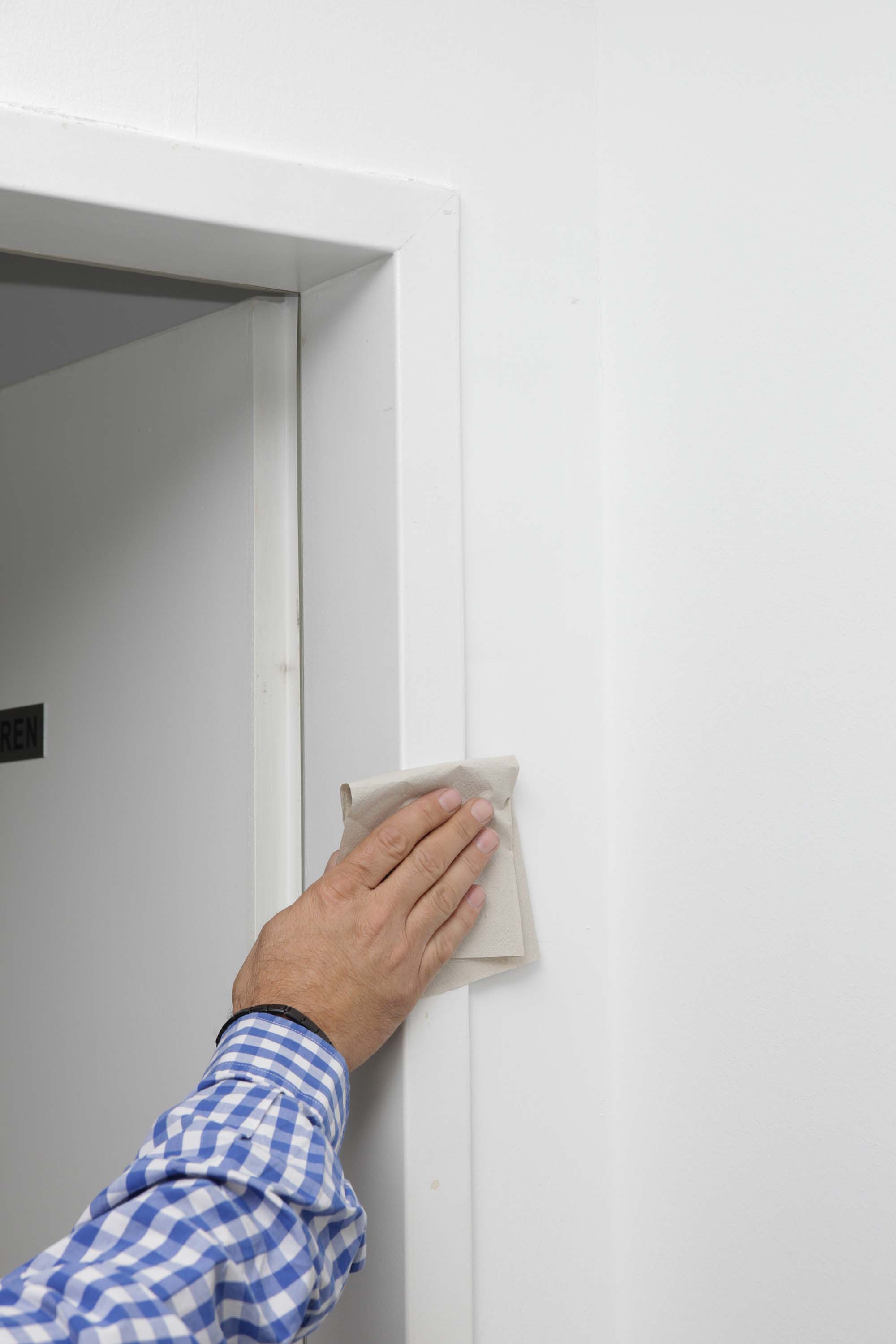 Vlies Staubschutztür CLASSIK Profi - Montage Schritt 1: Türrahmen reinigen