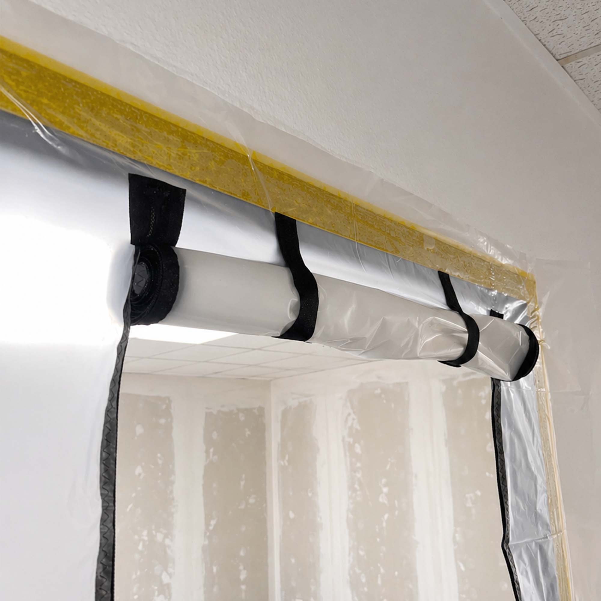 Montierte Zero Dust Staubschutztür aus Folie 220 x 120 cm mit U-förmigem Reißverschluss als Schmutzschleuse zur staubdichten Abtrennung von Baustellen- und Renovierungsbereichen