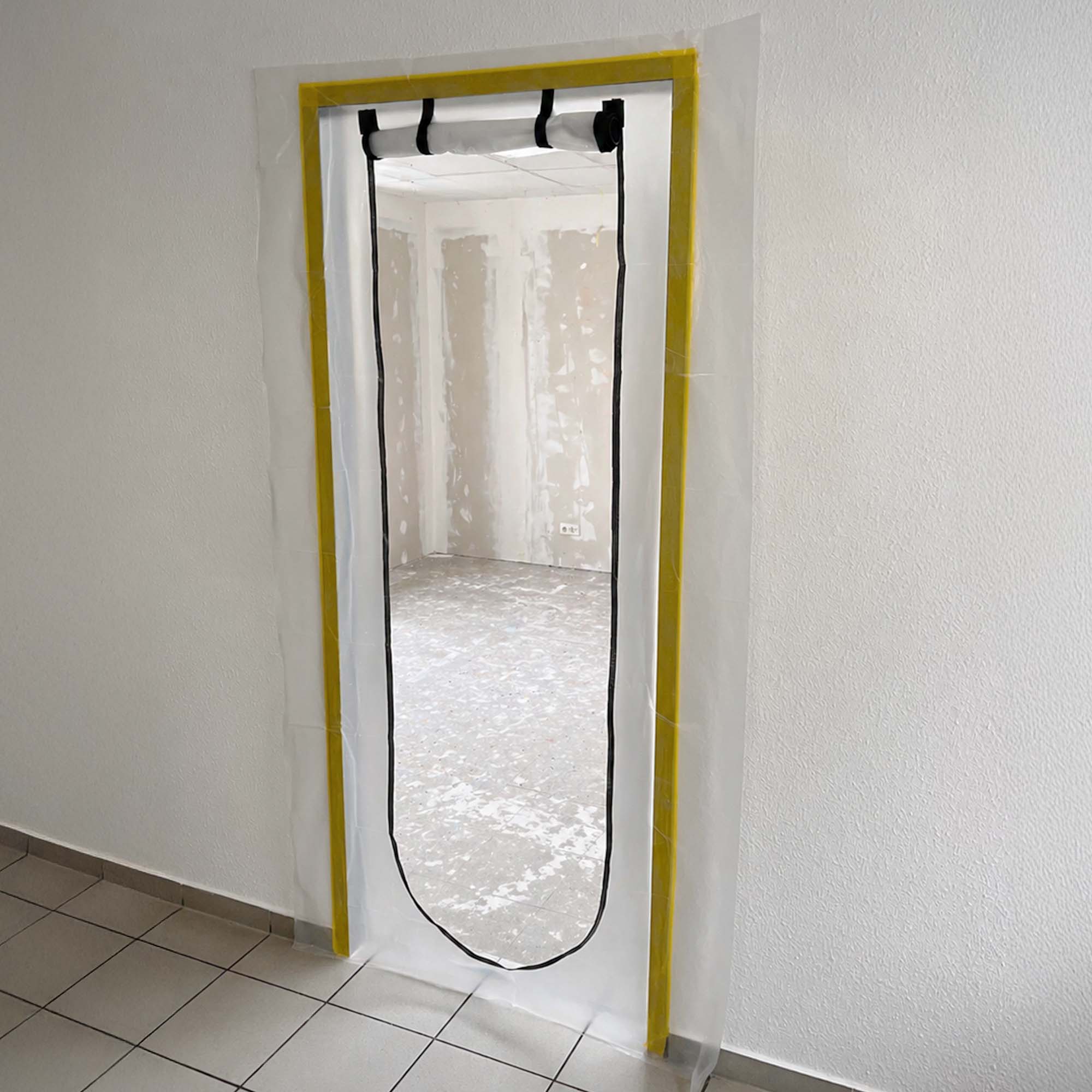 Zero Dust Staubschutztür aus Folie 220 x 120 cm mit U-Form-Reißverschluss, montiert als Schmutzschleuse in einer Türöffnung auf der Baustelle