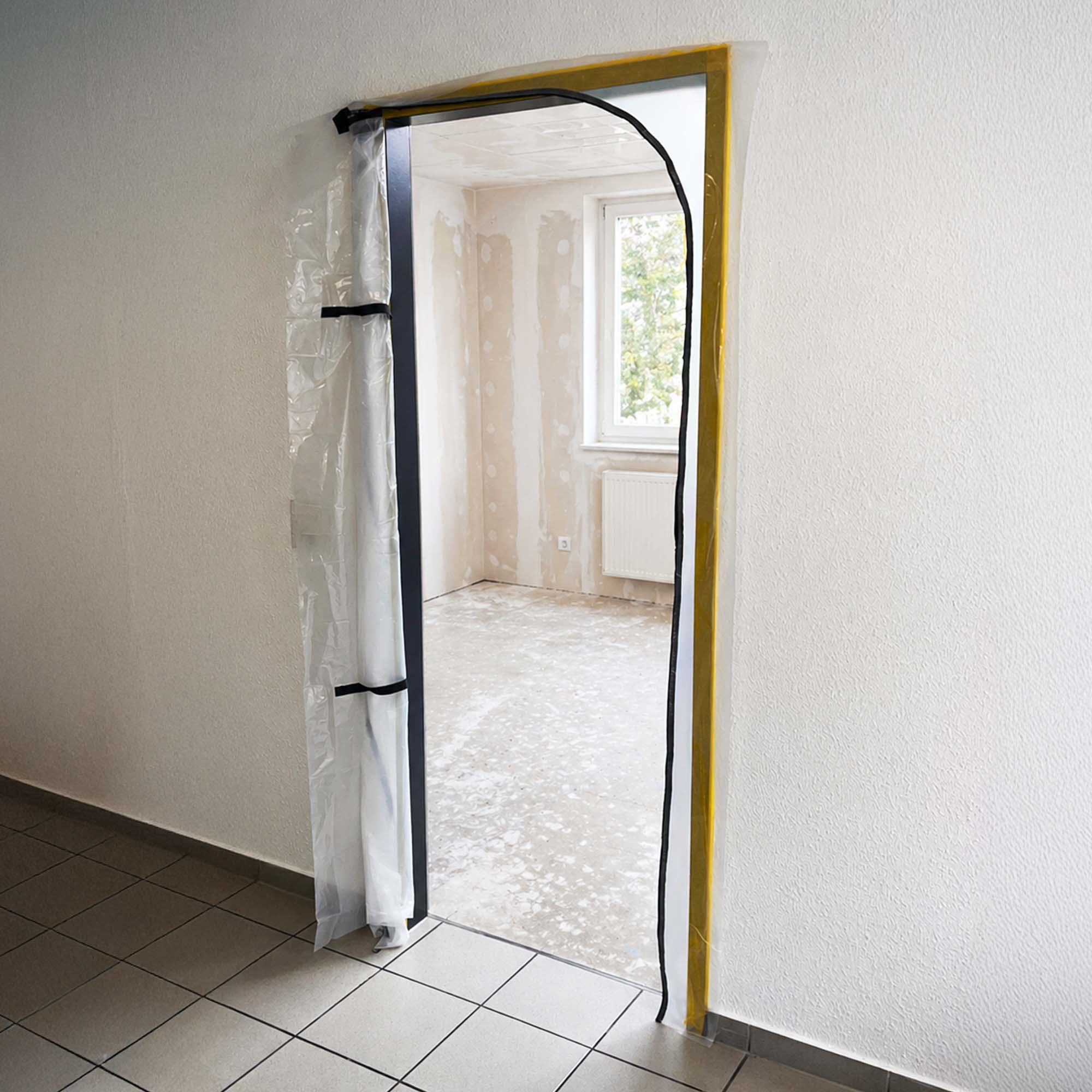 Zero Dust Staubschutztür aus transparenter Folie, L-Form schwellenlos 220 x 120 cm, montiert in einer Türöffnung als Schmutzschleuse bei Renovierungsarbeiten