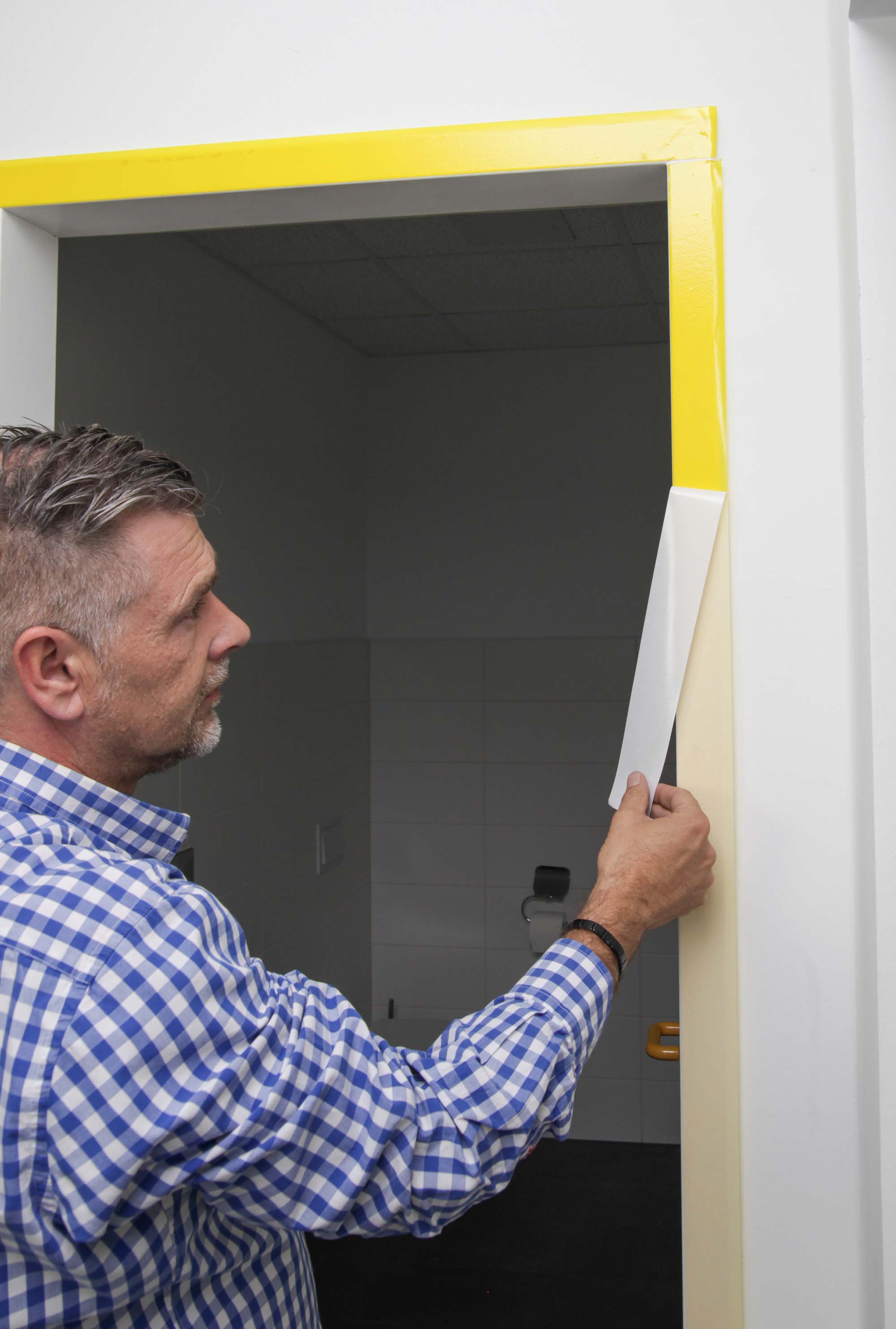 Vlies Staubschutztür CLASSIK Profi - Montage Schritt 2: Doppelseitiges Klebeband anbringen