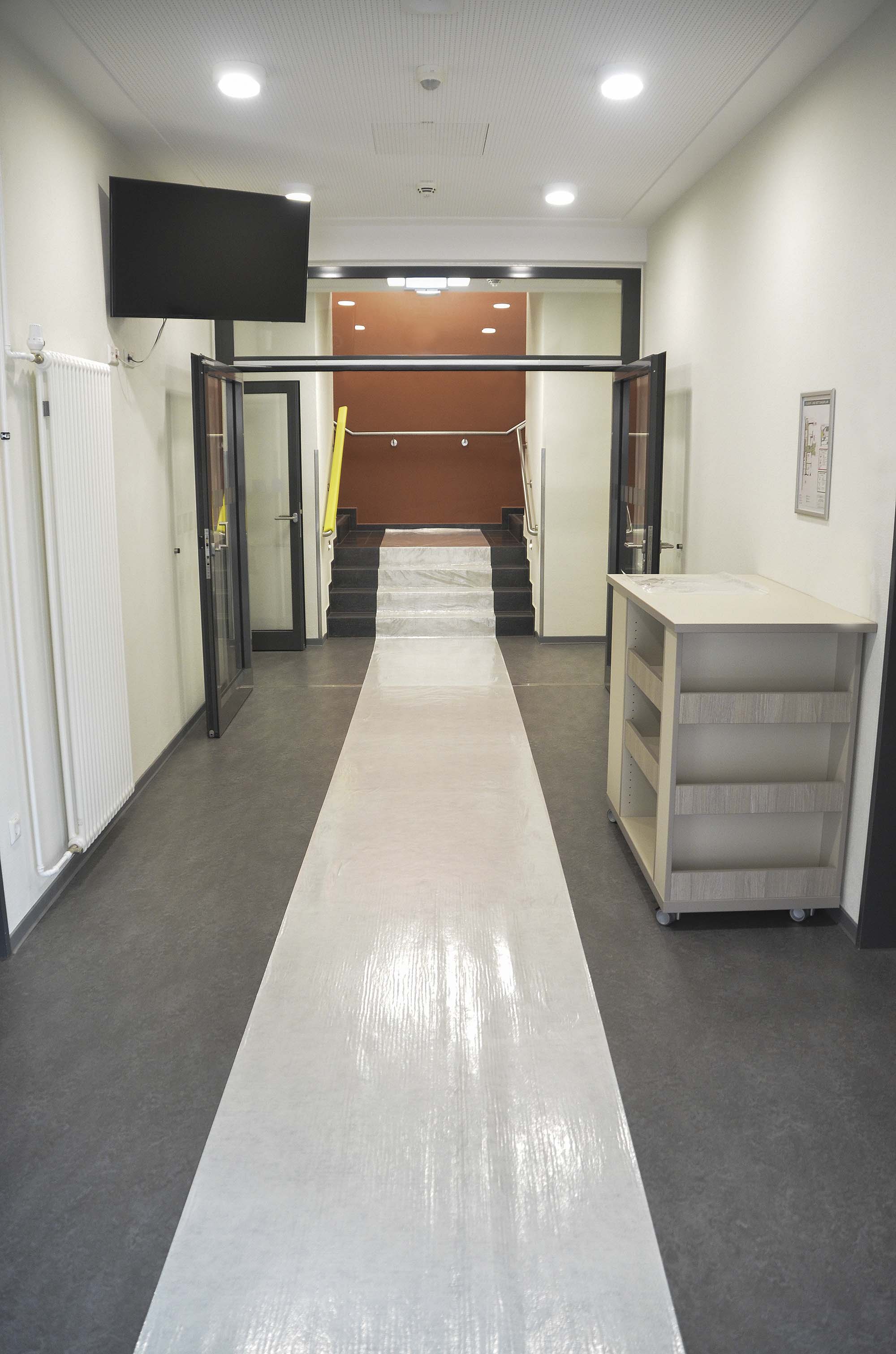 Abdeckvlies selbsthaftend TreppTurbo180 25/100 mit Folienoberseite - Treppenschutz, Bodenschutz Laufwege