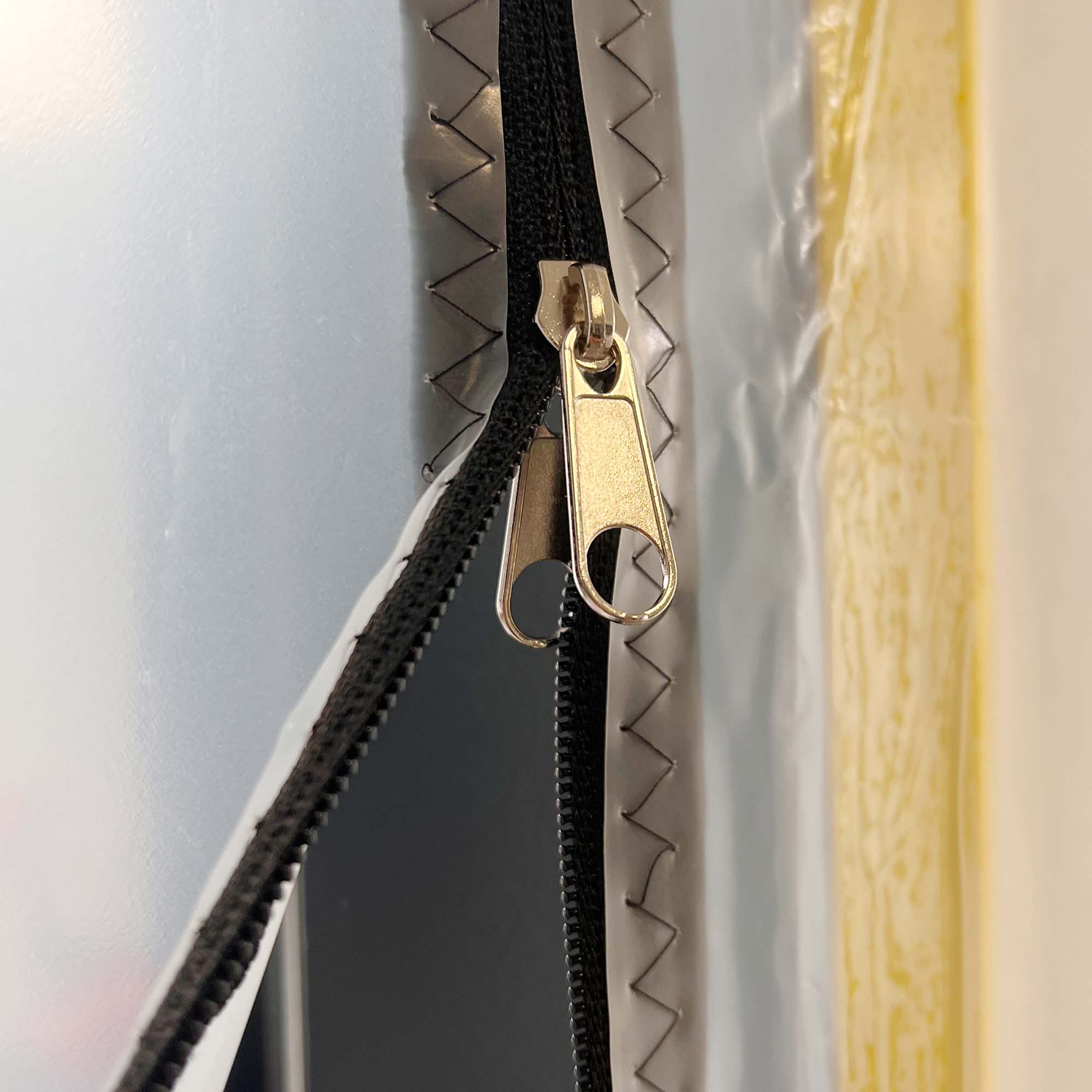Nahaufnahme des L-Reißverschlusses an der schwellenlosen Staubschutztür aus Folie 220 x 120 cm von Zero Dust für Schmutzschleusen auf Baustellen und bei Renovierungen.