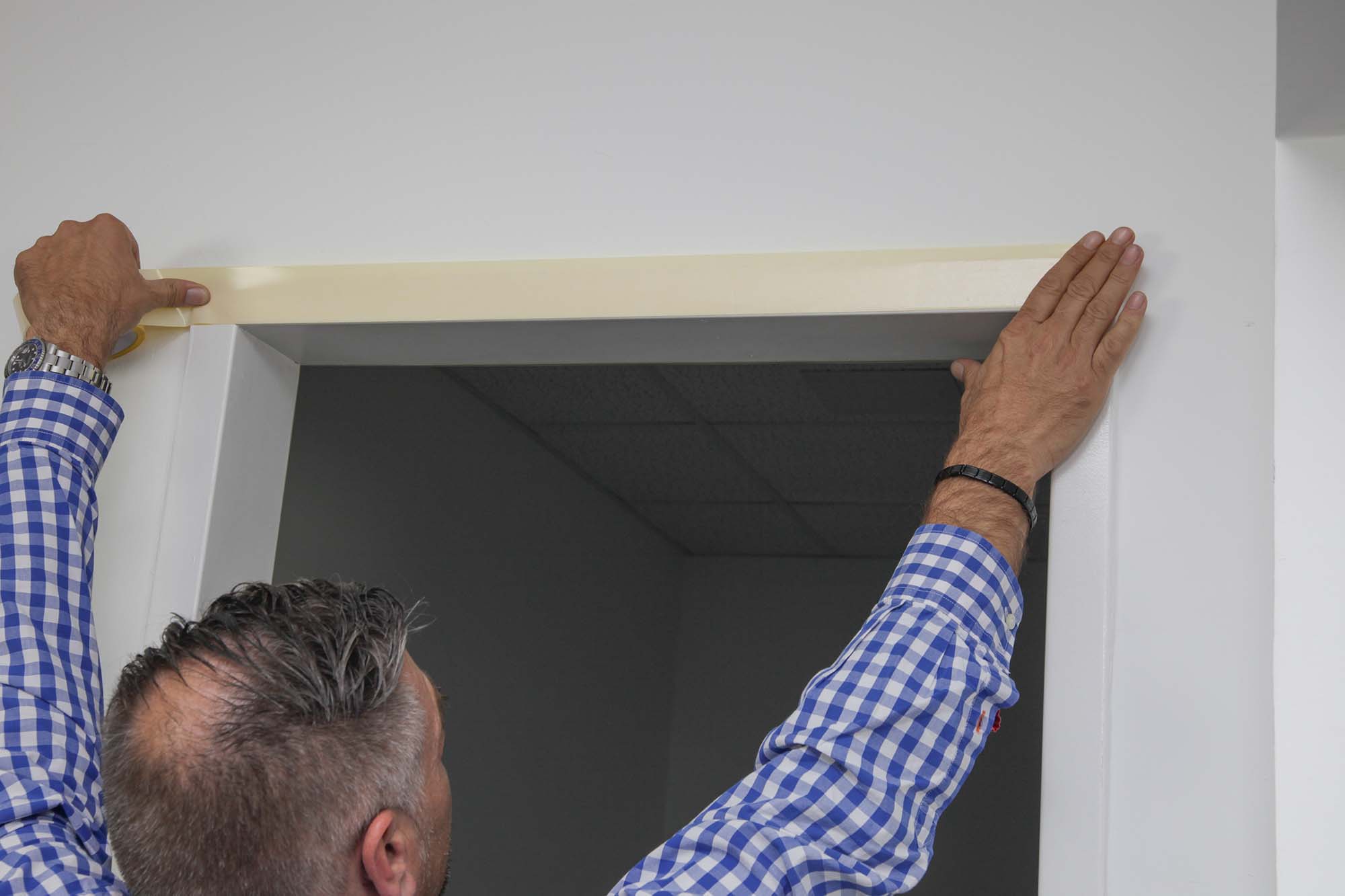 Vlies Staubschutztür CLASSIK Profi - Montage Schritt 2: Doppelseitiges Klebeband anbringen