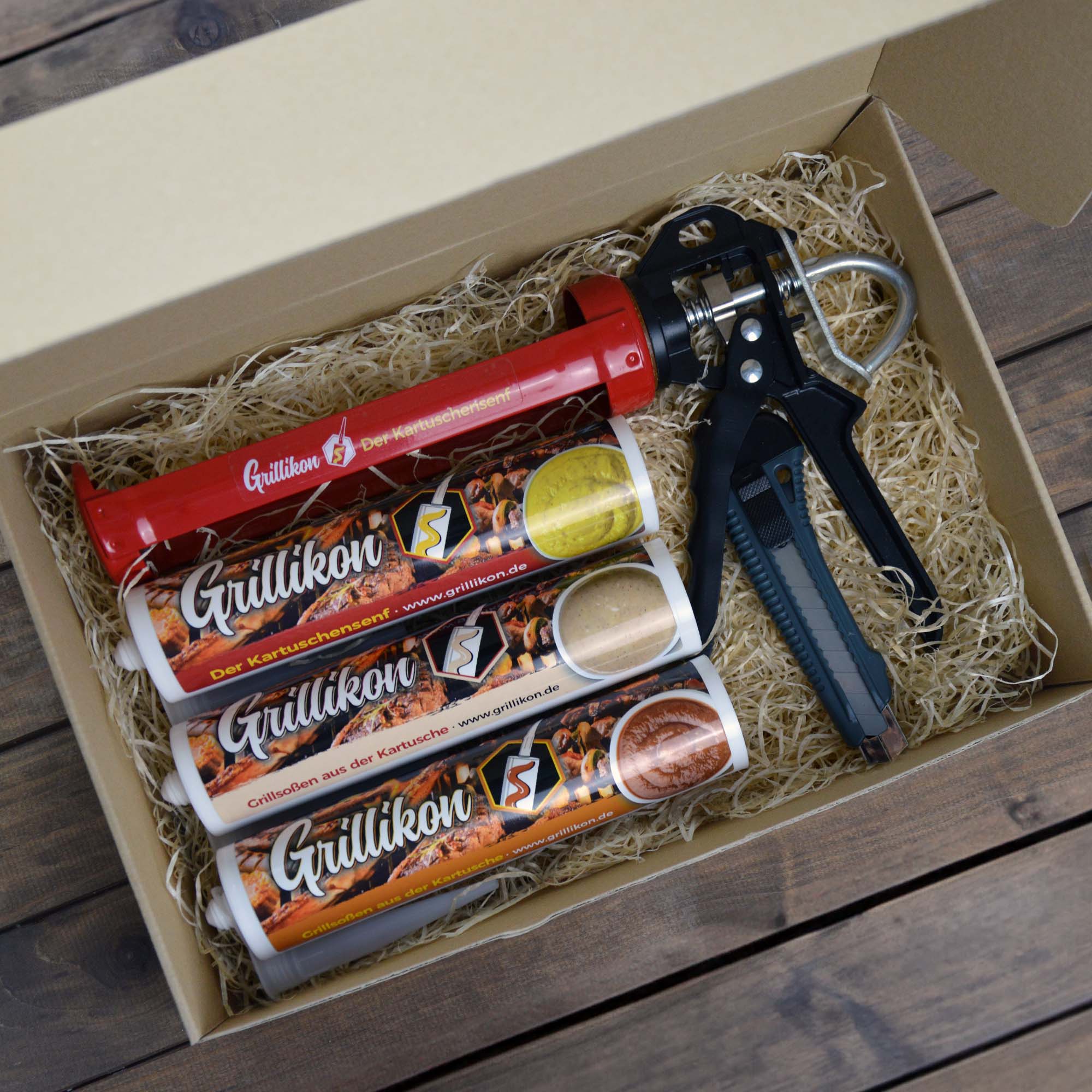 Grillikon Geschenkset „Meister“ 3x Mix Kartuschensoßen in 300 ml Kartusche mit Grillschürze