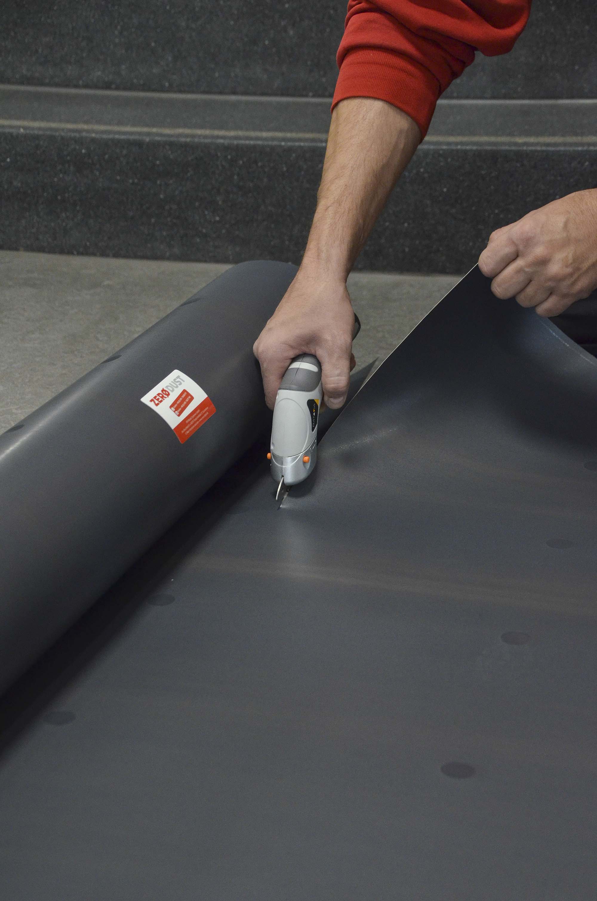 Blitz Cutter Universalschneider hochwertige akkubetriebene Schere - Anwendung Vlies Folie schneiden